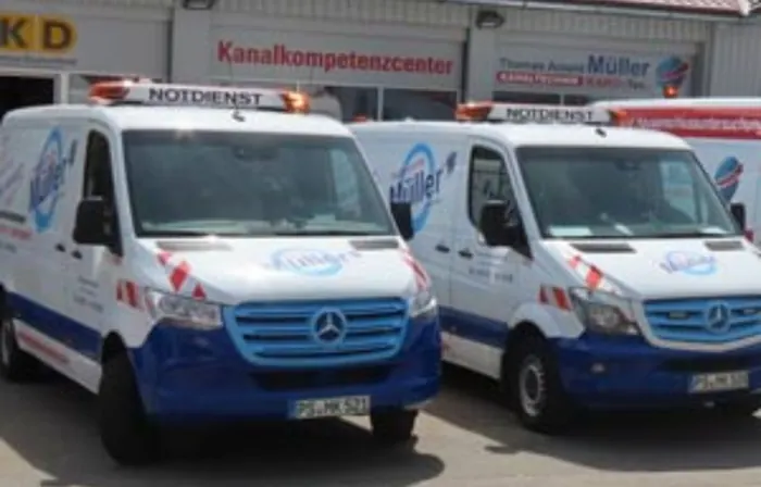 Notdienst-Fahrzeuge von KARO-Tec vor dem Kanalkompetenzcenter