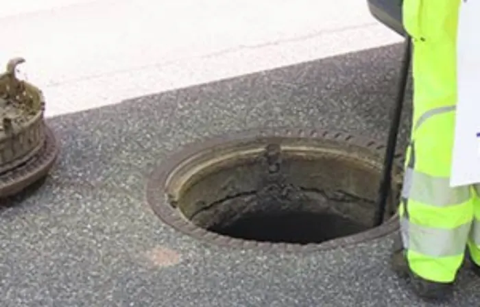 Geöffneter Kanalschacht in einer Straße