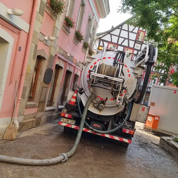 Saugwagen pumpt nach der Flut Schlamm aus einem Altstadthaus im Ahrtal