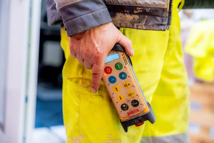 Mitarbeiter bedient die Fernsteuerung der Kanaltechnik