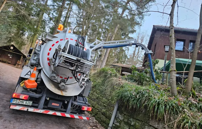 Saugspülfahrzeug von KARO-Tec an einem Schacht im Grünen