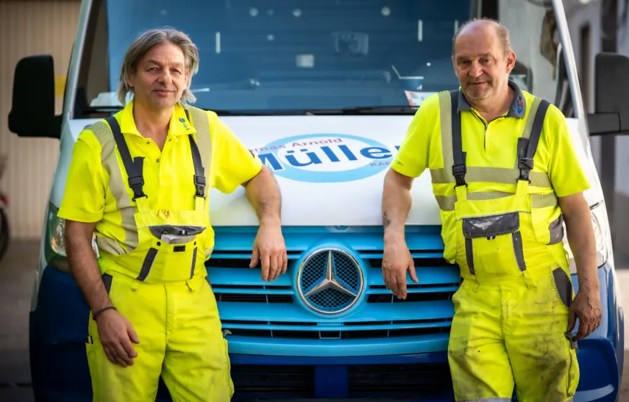 Thomas Arnold Müller und Mitarbeiter von KARO-Tec vor dem Notdienst-Fahrzeug