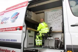 Mitarbeiter am Arbeitsplatz im Kanalinspektionsfahrzeug