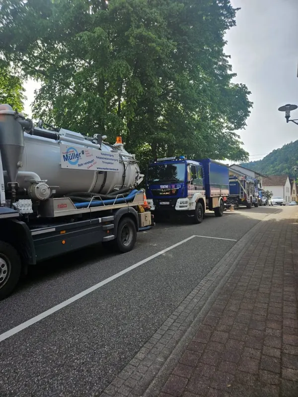Einsatzfahrzeuge auf der Straße beim Ölschaden in Schönau