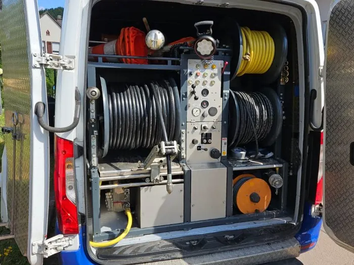 Hochdruck-Spültechnik mit Schlauchtrommeln im Servicefahrzeug